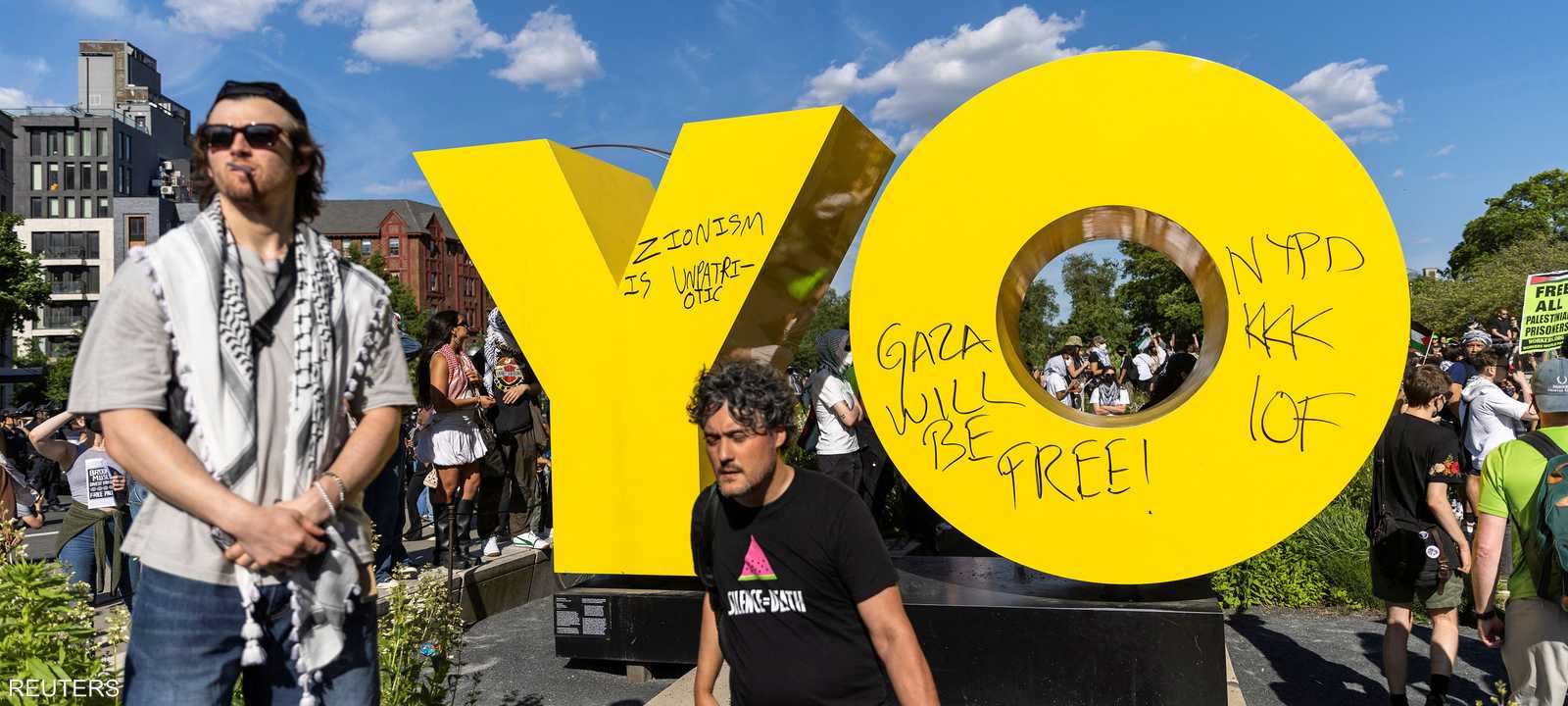 تب العديد من المتظاهرين رسائل على تمثال في ساحة المتحف