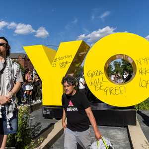 تب العديد من المتظاهرين رسائل على تمثال في ساحة المتحف