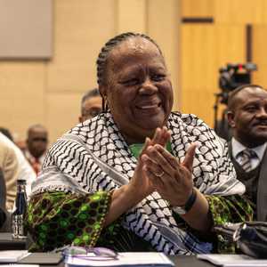 ناليدي باندور مرتدية الكوفية الفلسطينية