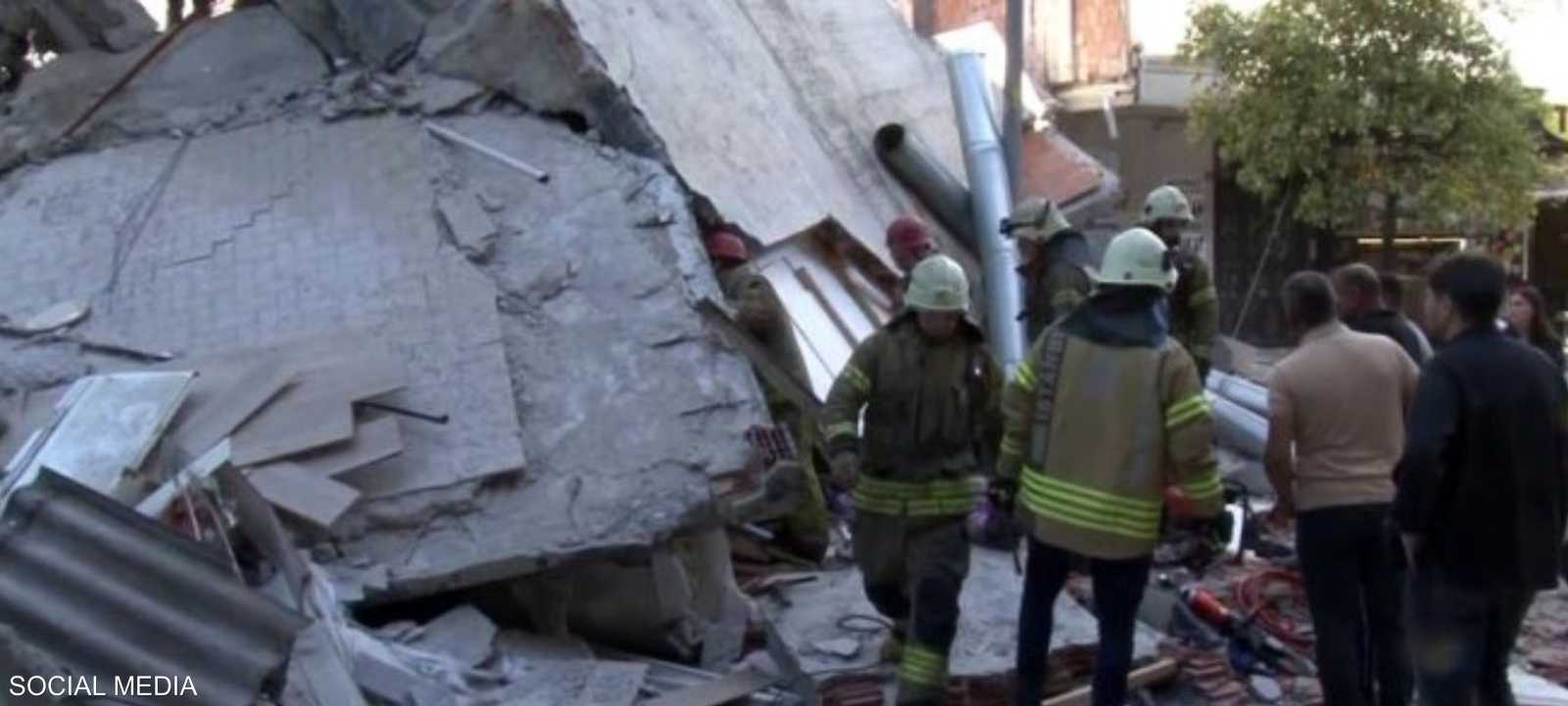 تم انتشال شخصين مصابين من تحت الأنقاض