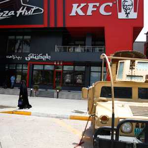 قوات عراقية تخفر مطاعم بعلامات تجارية غربية