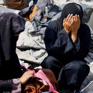 سيدتان تبحثان عن أمهما تحت أنقاض القصف الإسرائيلي