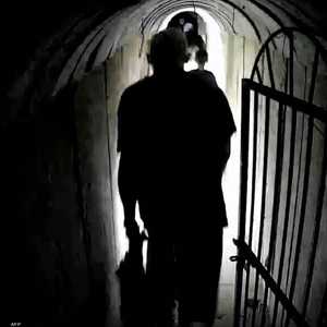 إسرائيل تنشر صورة تزعم أنها للسنوار في أحد الأنفاق