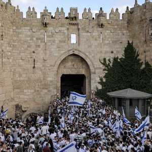 مستوطنون إسرائيليون بالأعلام في القدس