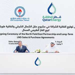جانب من توقيع الاتفاق بين قطر للطاقة والشركة التايوانية