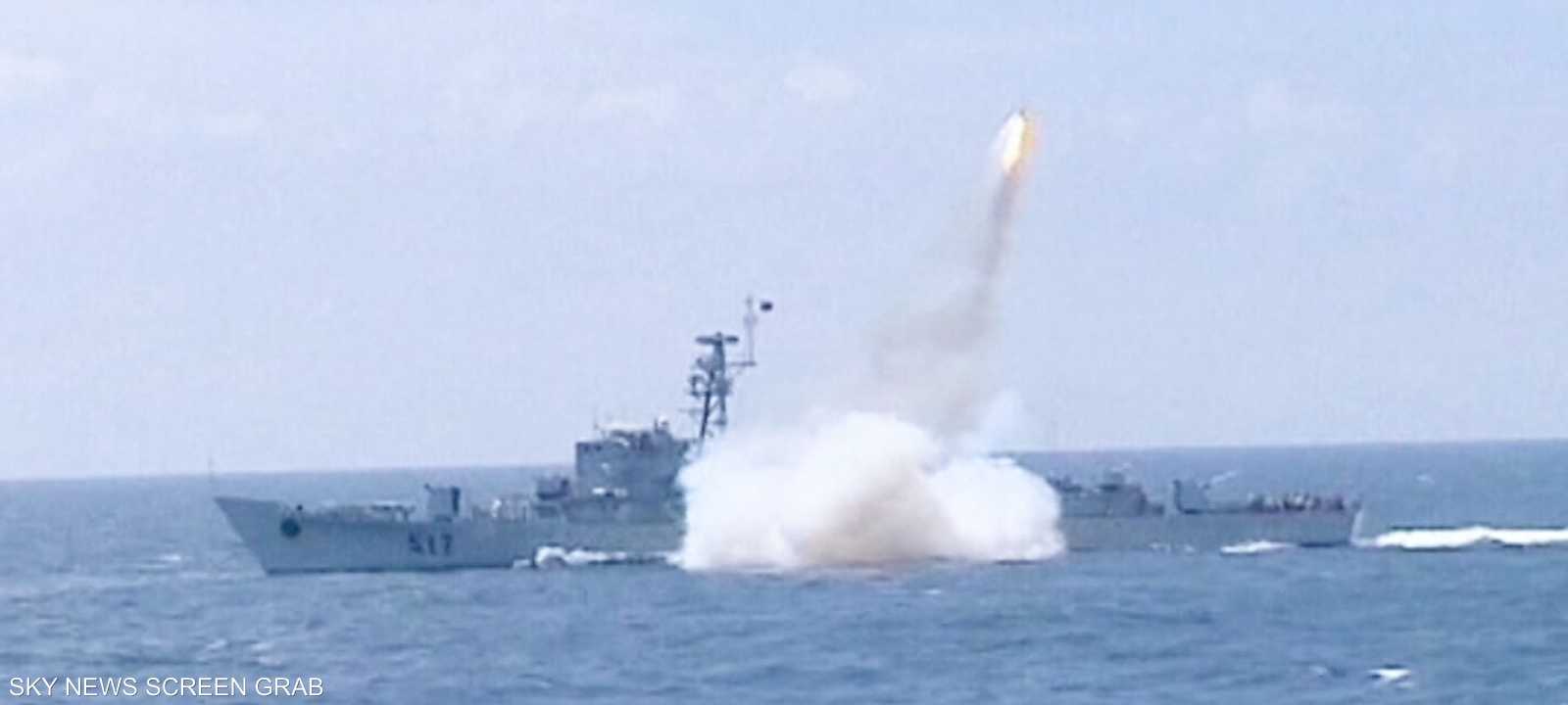 الحوثيون يعلنون استهداف مدمرة وسفن في البحر الأحمر