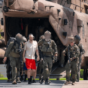 أحد الرهائن المحررين رفقة عناصر من الجيش الإسرائيلي