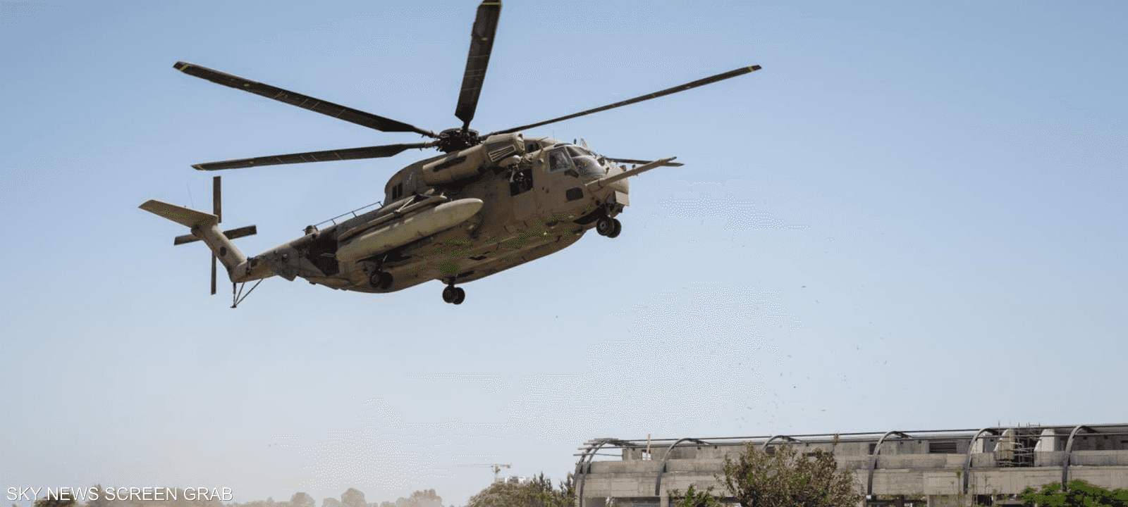 لحظة هبوط المروحية وعلى متنها الرهائن الإسرائيليين