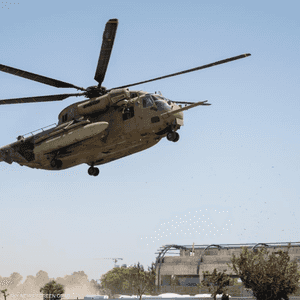 لحظة هبوط المروحية وعلى متنها الرهائن الإسرائيليين