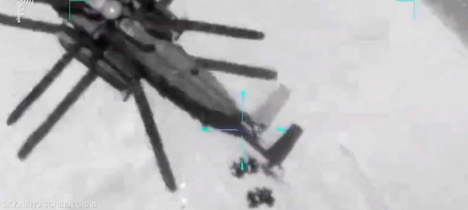 لحظة صعود الرهائن على المروحية