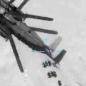 لحظة صعود الرهائن على المروحية