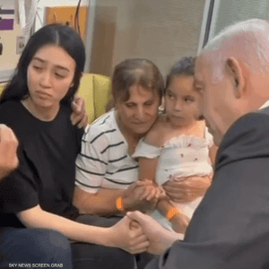 نتانياهو رفقة الرهينة المحررة نوعا أرغاماني