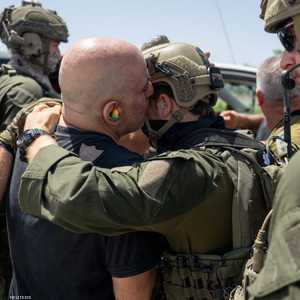 الأسير المحرر شلومي زيف يتحدث مع جندي إسرائيلي