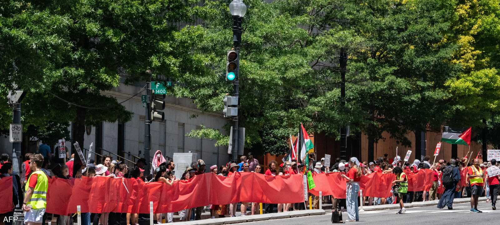 تم تجهيز لافتة حمراء طولها ميلين