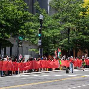 تم تجهيز لافتة حمراء طولها ميلين