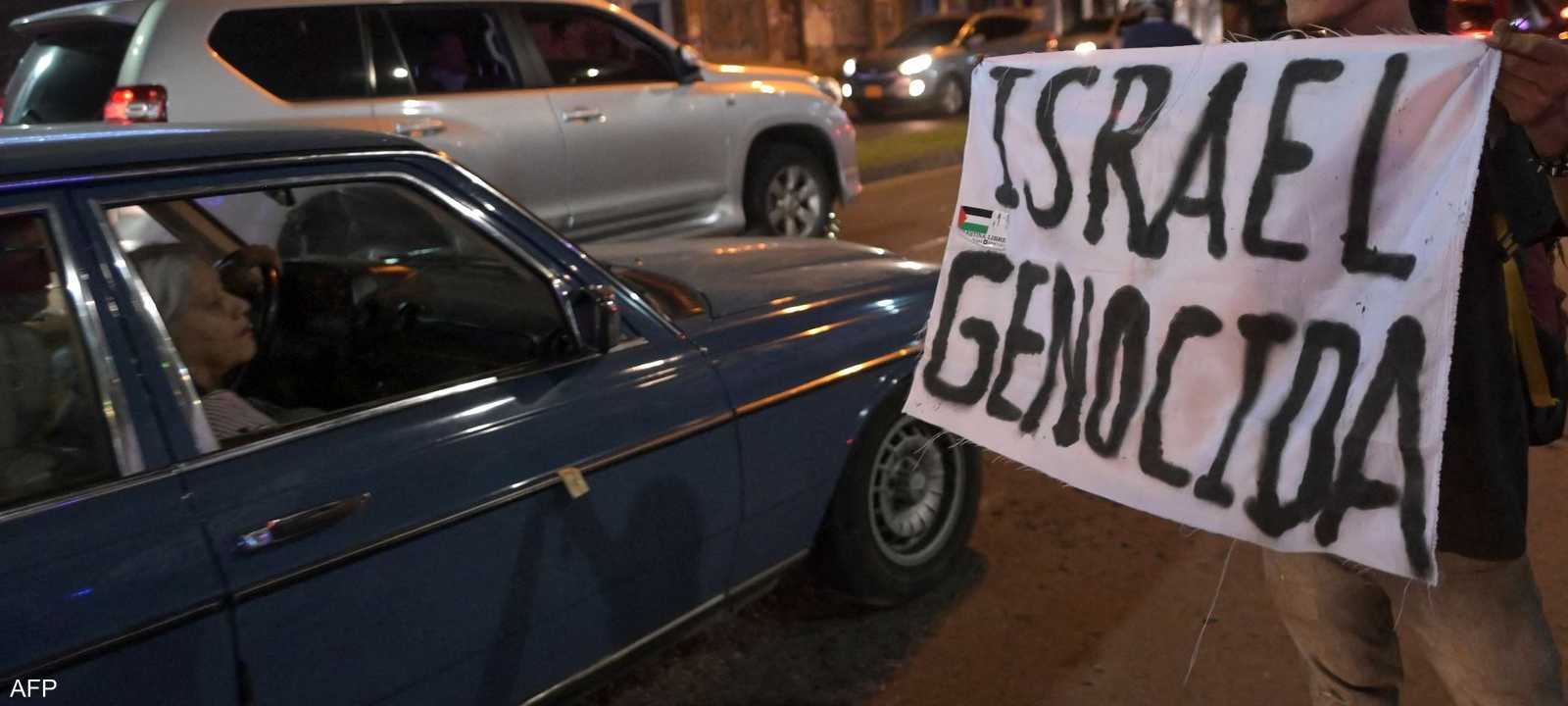 متظاهر في كولومبيا يدعو لوقف الحرب في غزة