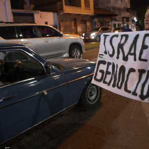 متظاهر في كولومبيا يدعو لوقف الحرب في غزة