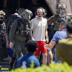 أندري كوزلوف برفقة جنود بعد تحريره