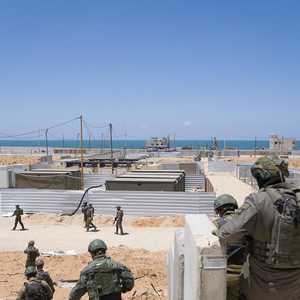 قوات إسرائيلية تشرف على عمليات الرصيف العائم