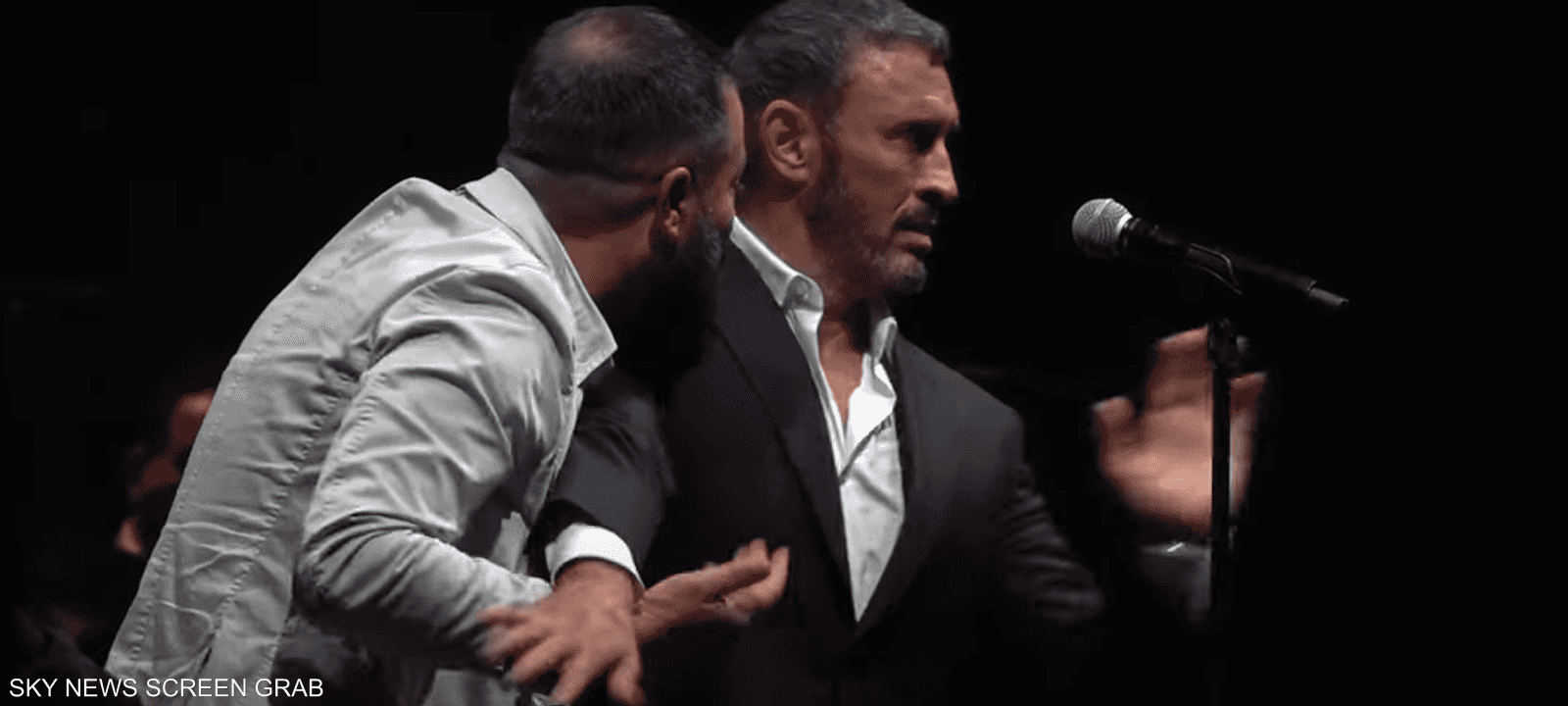 الفنان العراقي كاظم الساهر مع أحد المعجبين