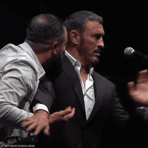 الفنان العراقي كاظم الساهر مع أحد المعجبين