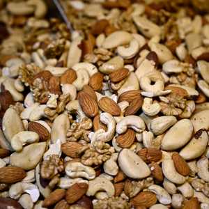 حفنة من اللوز أو الجوز يمكن أن تعزز صحة المفاصل