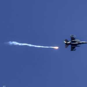 طائرة مقاتلة إسرائيلية تطلق صاروخًا فوق جنوب لبنان