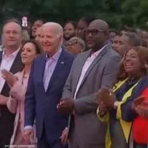 ظل بايدن ساكنا في مكانة مدة 20 ثانية تقريبا