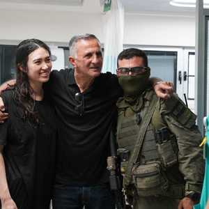 نوعا أرغماني تقف بجوار والدها بعد تحريرها