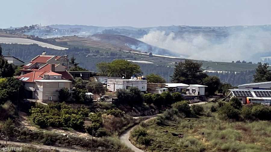 دخان يتصاعد فوق شمال إسرائيل بعد إطلاق صواريخ -أرشيفية-