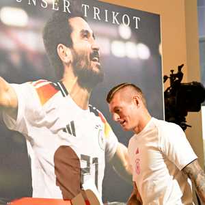 توني كروس وخلفه صورة إلكاي غوندوغان