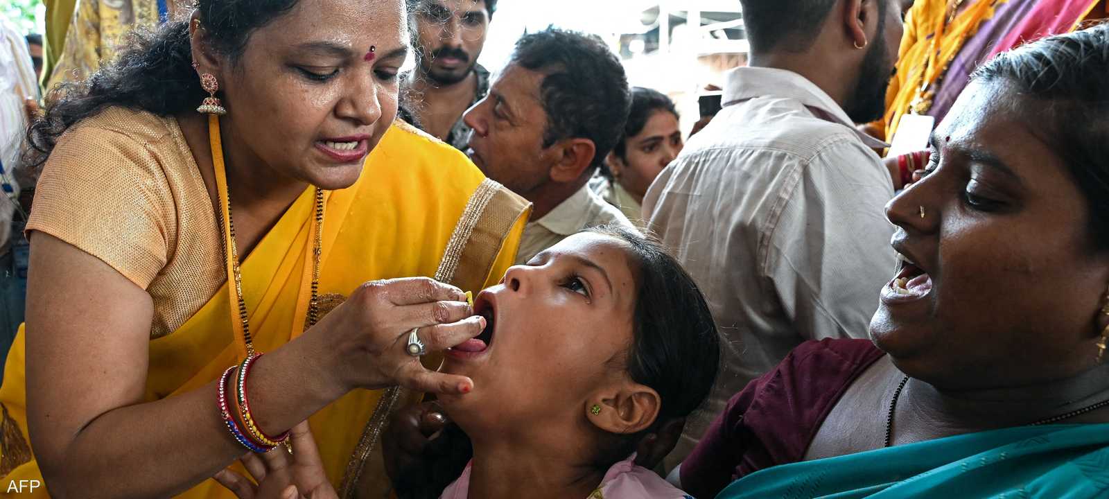 يبتلعون السمكة حية لعلاج الربو