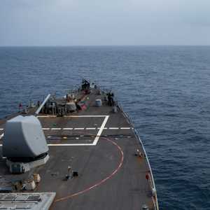 حاملة طائرات أميركية أنقذت طاقم سفينة يونانية بالبحر الأحمر