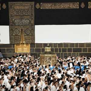 حجاج بيت الله الحرام يؤدون طواف الإفاضة