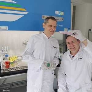 مؤسسا شركة فينال سباركس مطورة أول كمبيوتر حي