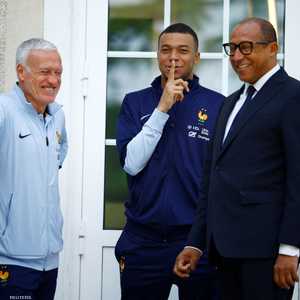 كيليان مبابي رفقة مدرب المنتخب الفرنسي ورئيس الاتحاد الفرنسي