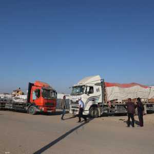 شاحنات عند مدخل المستشفى الميداني الأمريكي في رفح