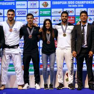 أورين سمادجا (الثاني من اليمين) من أبرز الرياضيين في إسرائيل