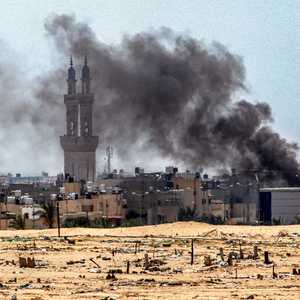 أعمدة الدخان تتصاعد في سماء غزة