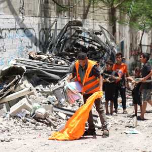 اطفال فلسطينيون يساعدون في رفع أنقاض منزل مدمر في غزة