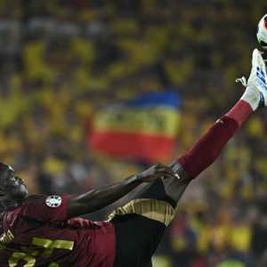 أمادو أونانا في عرض كروي خلال المباراة