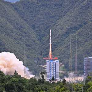 لحظة إطلاق الصاروخ الفضائي لونغ مارش 2 سي