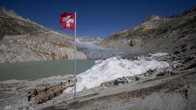 أحد الكهوف الجليدية السويسرية قرب نهر جليدي