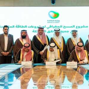 جانب من توقيع عقود المشروع