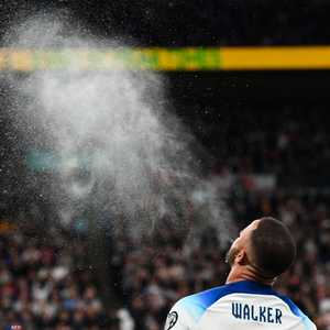 لاعب المنتخب الإنجليزي كايل ووكر أثناء رشه للماء