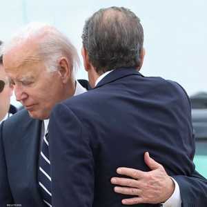 الرئيس الأميركي يعانق ابنه هانتر بايدن