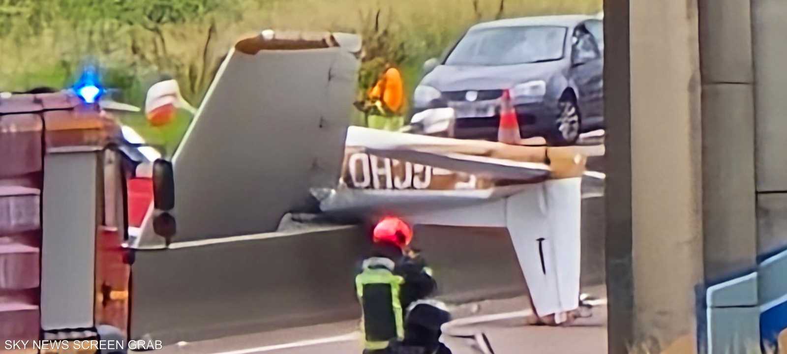 الطائرة المحطمة في الطريق السريع