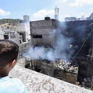 دخان ينبعث من منزل بطولكرم قصفته القوات الإسرائيلية