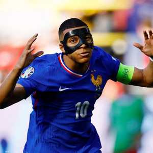 كيليان مبابي سيرتدي القناع أمام بلجيكا