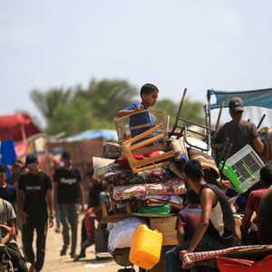 فلسطينيون يفرون من منطقة المواصي غرب رفح